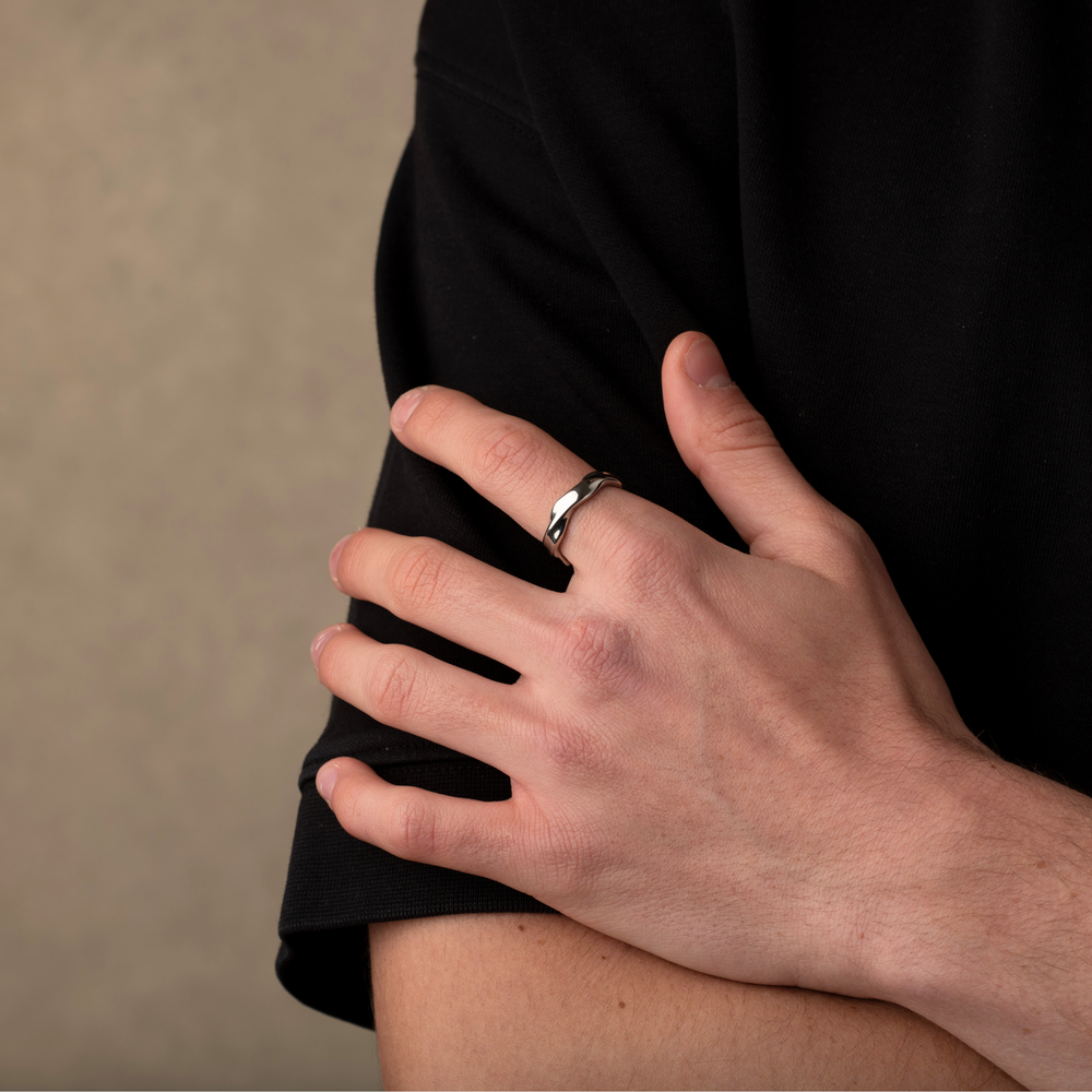 Man wearing silver wavy band ring 