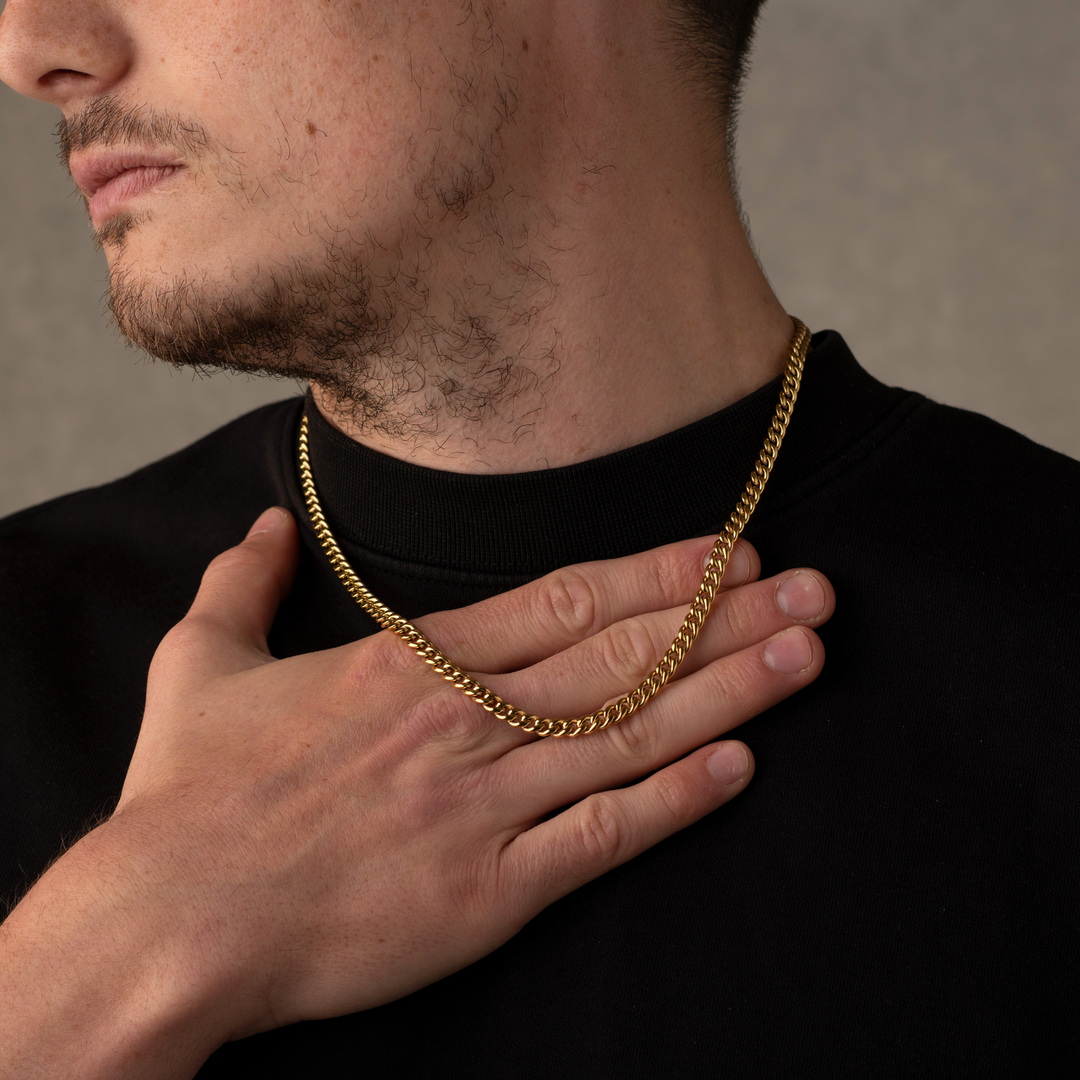 Man Wearing a 4mm Cuban Chain Necklace Gold
