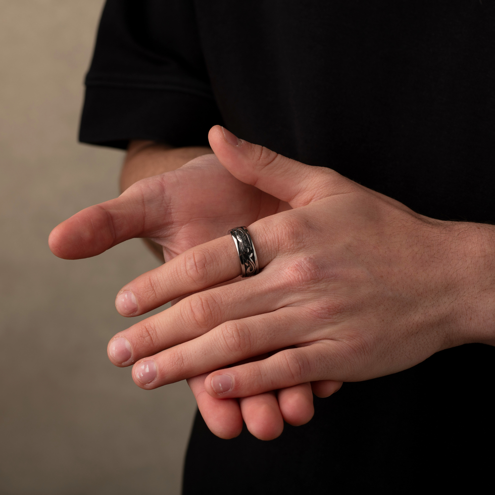 Man wearing silver plant band ring