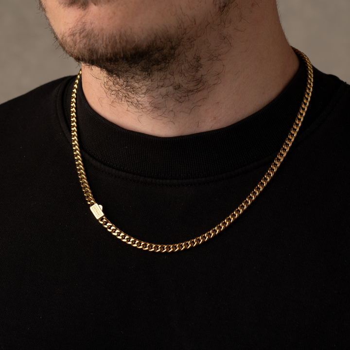 Man Wearing a 4mm Cuban Chain Necklace Gold