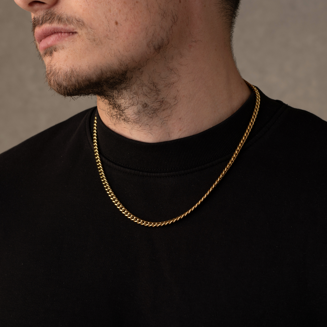 Man Wearing a 4mm Cuban Chain Necklace Gold