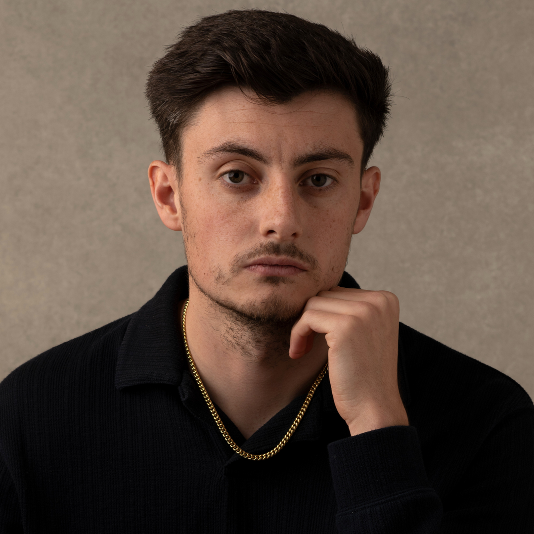 Man Wearing a 4mm Cuban Chain Necklace Gold
