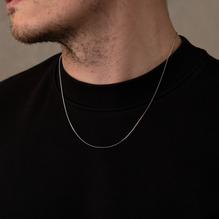 Man wearing a 1mm 925 silver necklace