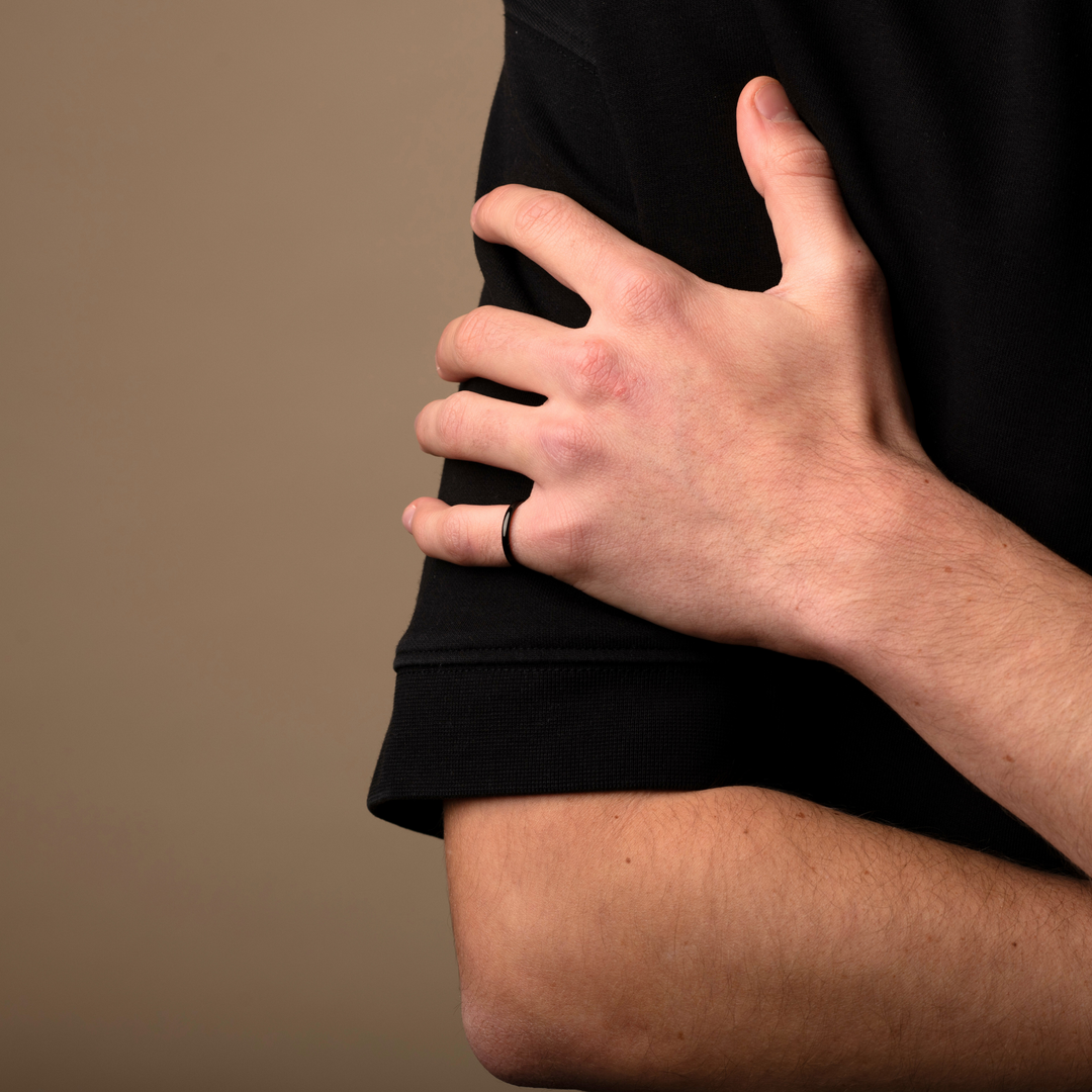 Man wearing a 2mm black simple band ring